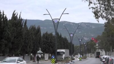 Bornova Belediye Başkanı Ömer Eşki, ilçe genelinde sürdürülen yol yapım