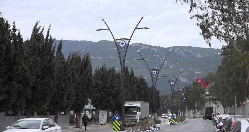 Bornova Belediye Başkanı Ömer Eşki, ilçe genelinde sürdürülen yol yapım