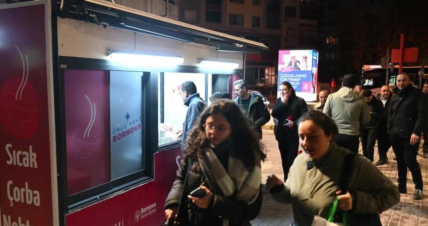 Bornova Belediyesi’nden sabahın ilk saatlerinde metro çıkışlarında çorba ikramı Bornova Belediyesi, soğuk kış günlerinde Bornova ve Stadyum Metro istasyonlarında