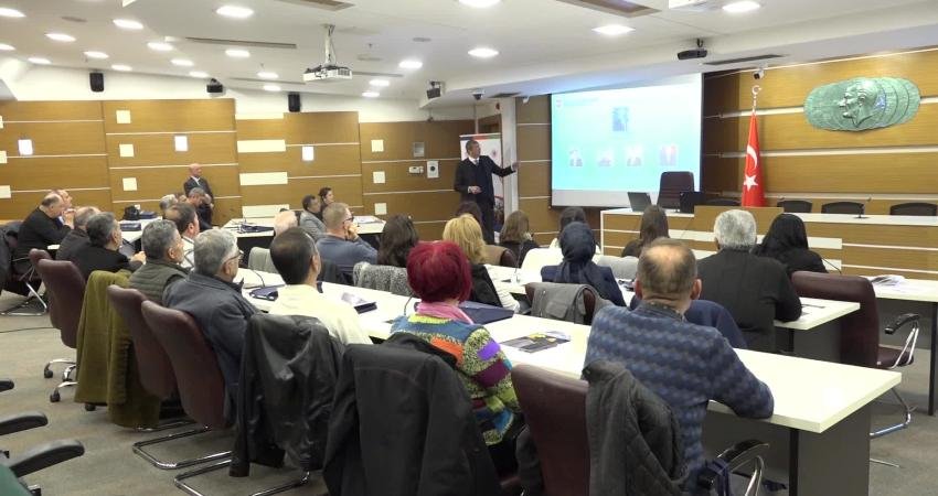 Bornova Belediyesi’nin öncülüğünde hayata geçirilen Bornova Muhtarlar Akademisi, muhtarları dijital