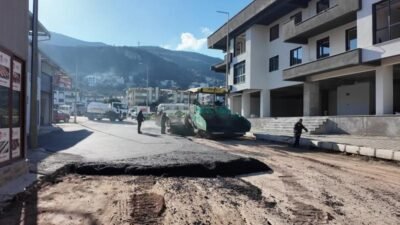 Bornova Belediye Başkanı Ömer Eşki, ilçe genelinde süren yol çalışmaları