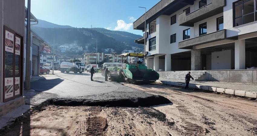 Bornova Belediye Başkanı Ömer Eşki, ilçe genelinde süren yol çalışmaları
