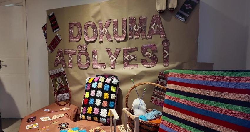 Bornova’da Çocuk Oyun ve Aktivite Merkezlerinde dokuma atölyesi Bornova Belediyesi Çocuk Oyun ve Aktivite Merkezlerinde düzenlenen ebeveyn atölyeleri