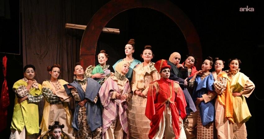 Bozüyük Belediyesi Gençlik Tiyatrosu, yeni oyunuyla izleyici karşına çıktı Bozüyük Belediyesi Gençlik Tiyatrosu’nun sahnelediği "Dört Küçük Yaprağı Vardı Ağacımın