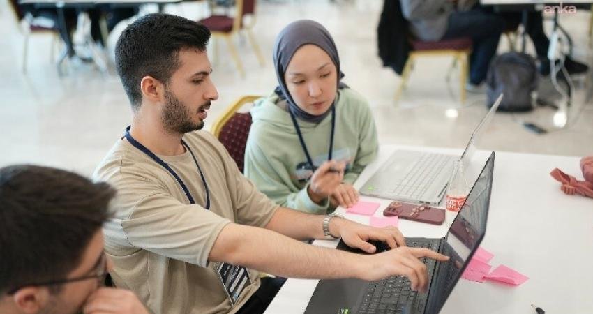 Ulaştırma ve Altyapı Bakanı Abdulkadir Uraloğlu, BTK Akademi’nin eğitim içeriklerini