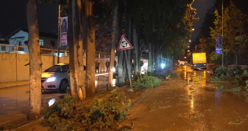 Buca Belediyesi, ilçe genelinde etkili olan şiddetli yağış ve fırtına