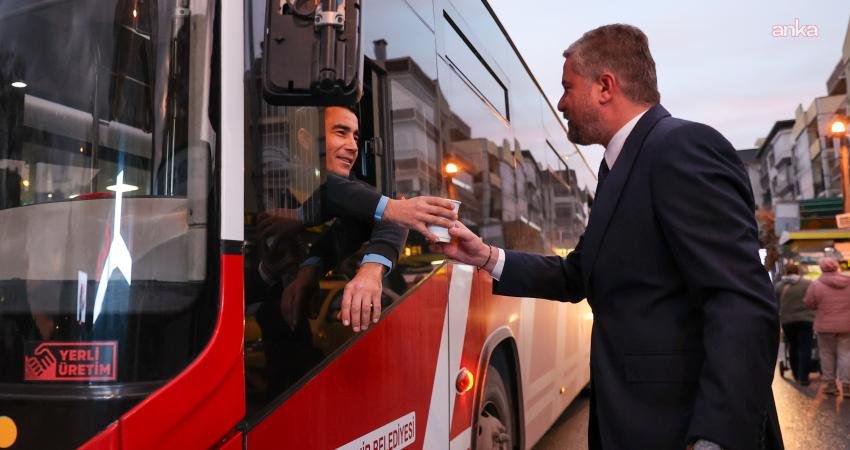 Buca Belediyesi’nden sıcak çorba ikramı Buca Belediyesi, Şirinyer İzban İstasyonu karşısında kurduğu mobil araç ile