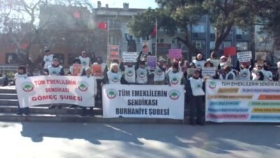 Tüm Emeklilerin Sendikası Burhaniye Şubesi'nin öncülüğünde bir araya gelen emekliler,