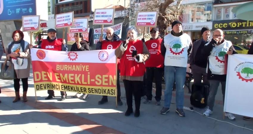 Burhaniye’de emeklilerin hak nöbeti Cumhuriyet Meydanı’nda sürüyor: Mücadelemiz emeklilerin uyanış mücadelesidir Balıkesir’in Burhaniye ilçesinde, DİSK Devrimci Emekli Sen ve Tüm Emeklilerin