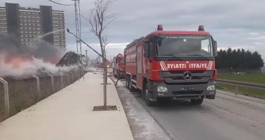 Büyükçekmece’de bir fabrikada palet ve plastik kasa yangını Büyükçekmece'de bir fabrikaya ait açık alanda palet ve plastik kasalarda
