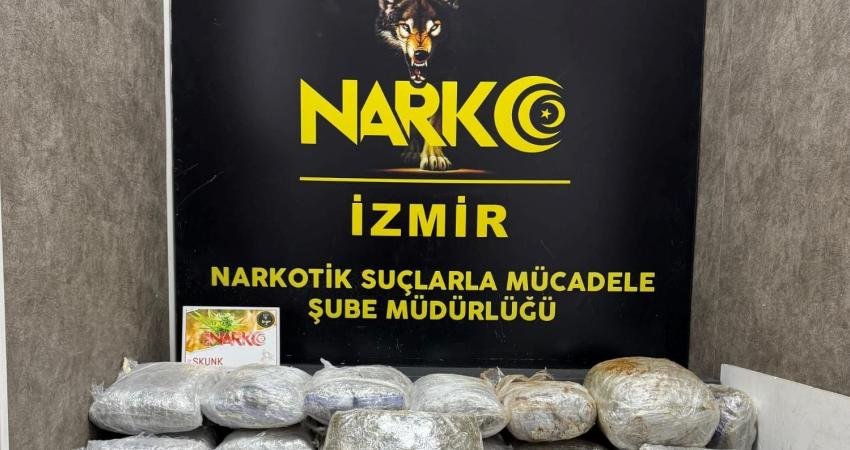 İzmir'in Çeşme ilçesinde uyuşturucu operasyonunda, bir araçta yapılan aramada 65