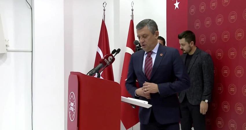 CHP Genel Başkanı Özgür Özel: “Erdoğan’a rağmen, Cumhur İttifakı seçmeniyle birlikte kalkınacağımız bir yol yürüyoruz” CHP Cumhurbaşkanlığı Aday Ofisi (CAO) Yürütme Kurulu, toplantısının ardından konuşan