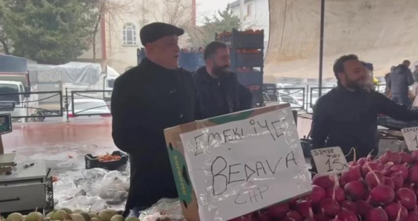 CHP Gaziantep Milletvekili Melih Meriç, Gazikent Pazaryeri’nde emekliye turp dağıttı.