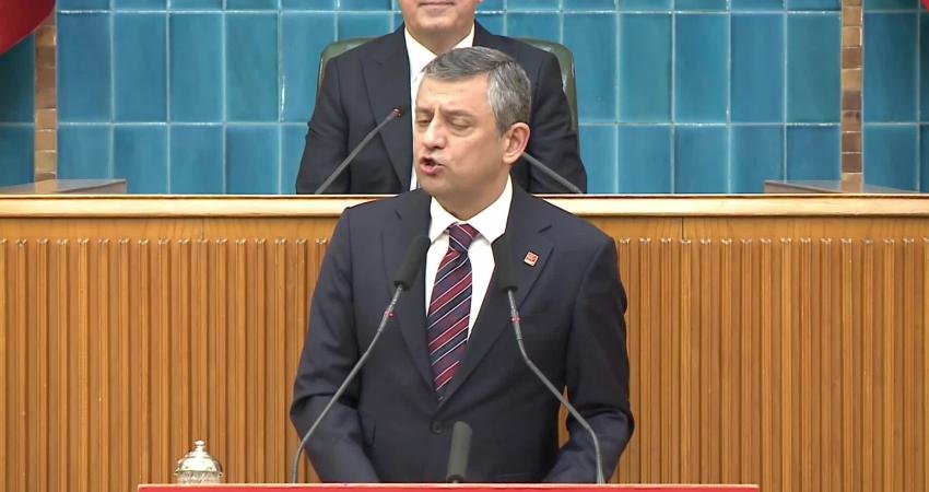 Özgür Özel’den AK Partililere çağrı: “Bu kadar hukuksuzluğa, bu kadar haksızlığa ortak olmak istemiyorsanız kardeşim yürüme artık bunların peşinden” CHP Genel Başkanı Özgür Özel, İstanbul Cumhuriyet Başsavcısı’na hakkında yaptıkları