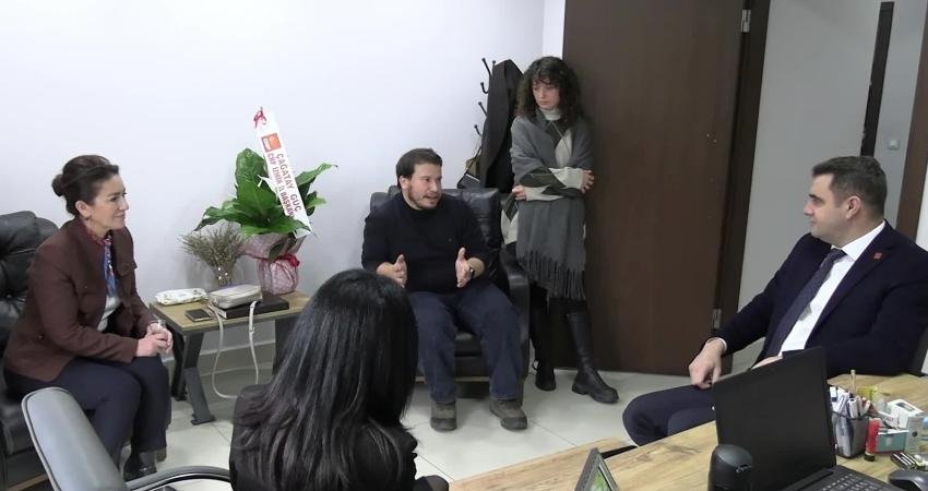 CHP İzmir İl Başkanı Güç’ten ‘Meslek Fabrikası’ tepkisi: “İzmir’in malını öyle kimseye yedirecek durumda değiliz” CHP İzmir İl Başkanı Çağatay Güç, İzmir Büyükşehir Belediyesi'ne ait