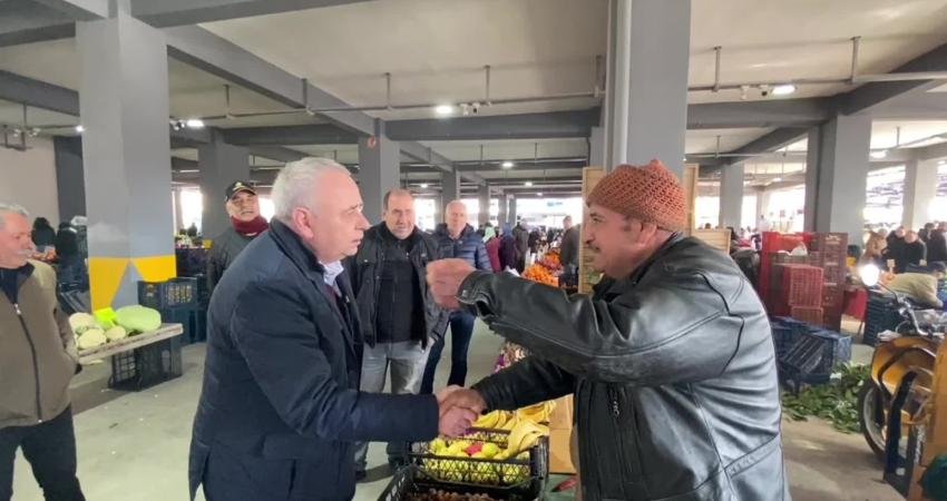 CHP Manisa Milletvekili Ahmet Vehbi Bakırlıoğlu, Manisa Akhisar’daki pazar yerine