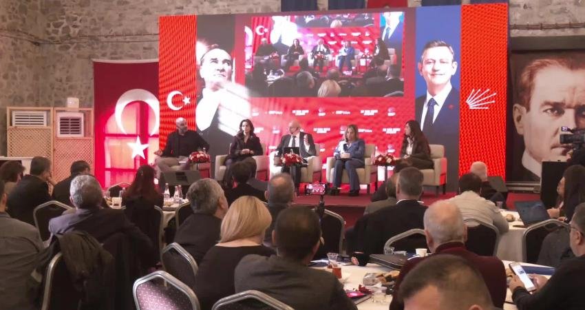 CHP'nin Ege Yerel Medya Buluşması kasamında düzenlenen "Yerelde Gazetecilik" panelinde