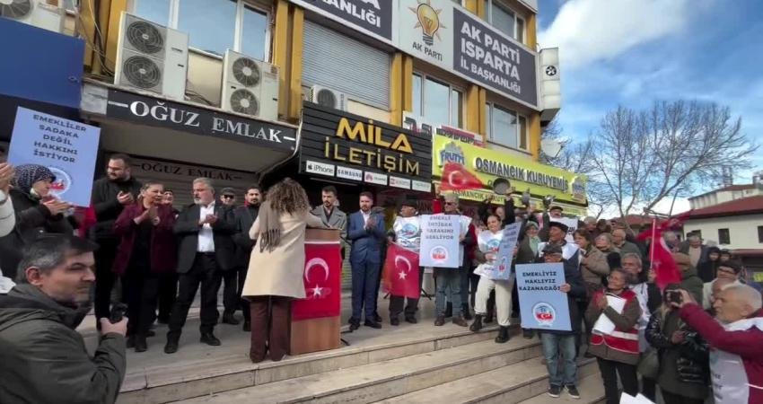 CHP’li Halıcı: “Geçiş garantili yol ve köprülere, faiz ödemelerine kaynak var; emekliye yok” CHP Isparta Milletvekili Hikmet Yalım Halıcı, Isparta Meydanı’nda emeklilere seslenerek,