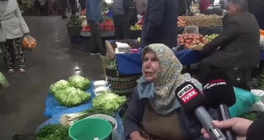 CHP’li Karakoz’un pazar ziyaretinde geçinemediğini belirten vatandaş: “70 yaşından sonra ekmek parası kazanacağım diye çalışıyorum” CHP Aydın Milletvekili Evrim Karakoz, Aydın'ın Bozdoğan ilçesinde pazar ziyaretinde