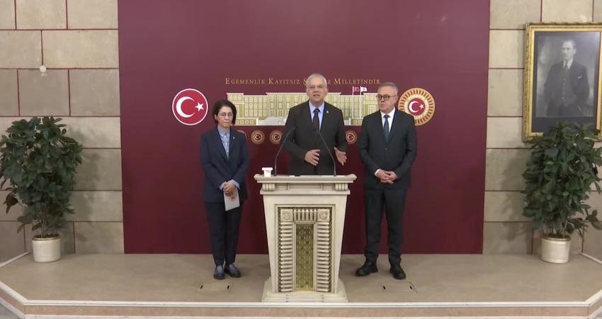 CHP’li Pala’dan, “Yenidoğan Çetesi” taslak raporuna eleştiri: “Yapısal nedenler derinlemesine incelenmemiş” CHP Bursa Milletvekili Kayıhan Pala, kamuoyunda "Yenidoğan Çetesi" olarak bilinen olaya