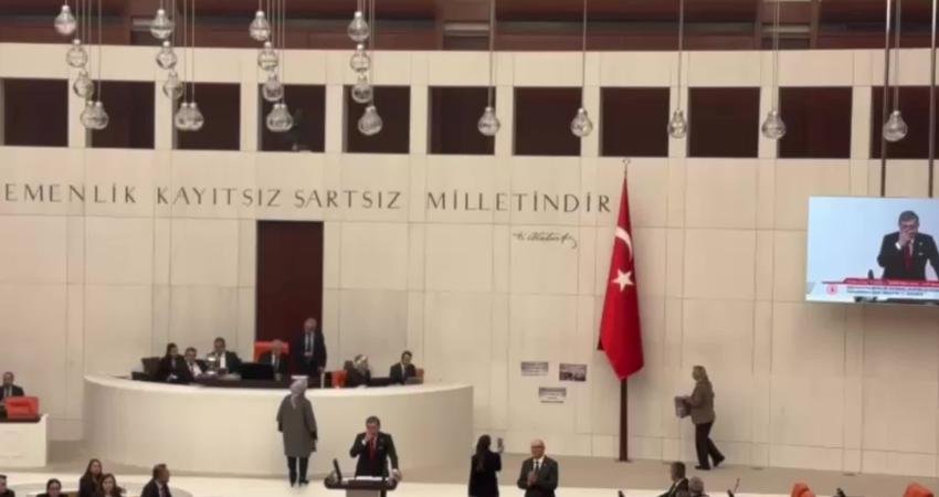 CHP’liler TBMM Genel Kurulu duvarlarına “Emekli 1000 lira sadaka istemiyor” dövizinin fotoğrafını astı, AK Partili Ceyda Bölünmez Çankırı kaldırdı CHP’li milletvekilleri, en düşük emekli maaşının 20 bin liraya çıkarılmasını