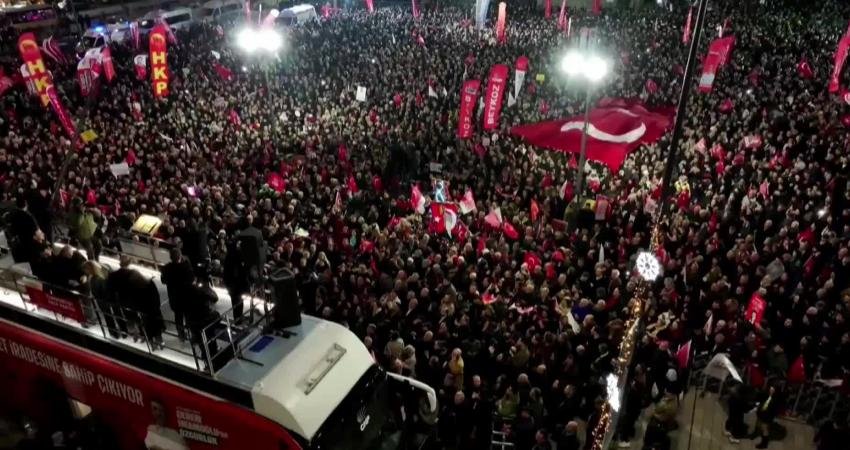 CHP’nin Bağcılar mitingi… Özgür Özel’den İstanbul seçimlerinin yenilenmesi çağrısı: “Var mısın, 29 Mart Pazar günü büyük mahkeme kurulsun” CHP Genel Başkanı Özgür Özel, Cumhurbaşkanı Recep Tayyip Erdoğan'ı 29