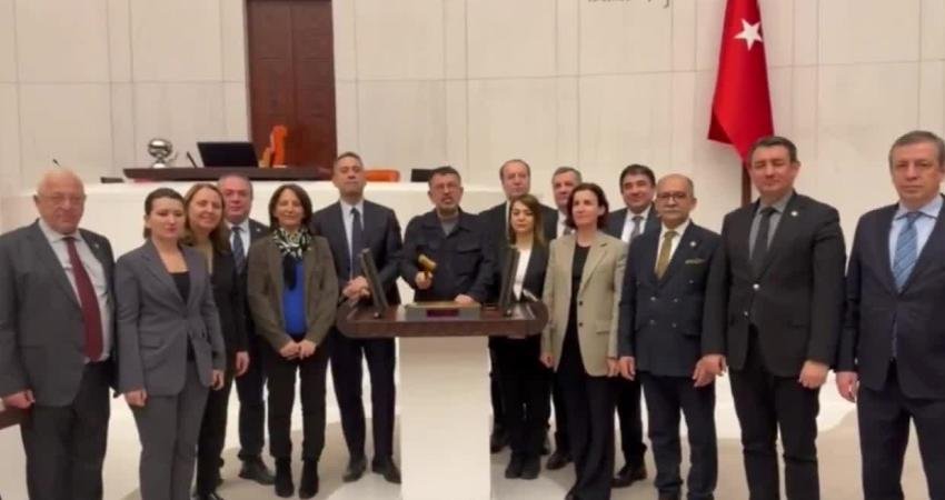 Veli Ağbaba: Yoksullar, işsizler, asgari ücretliler tokmak sizin elinizde. İktidarın kafasına tokmağı vurun CHP Malatya Milletvekili Veli Ağbaba, CHP milletvekillerinin asgari ücretin 39 bin