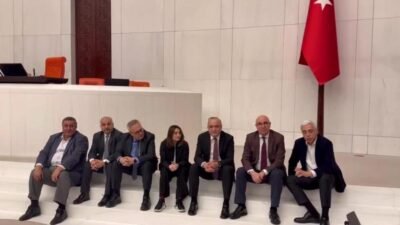 CHP'lilerin, en düşük emekli maaşının artırılması için başlattığı "Meclis'i terk