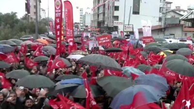 CHP Genel Başkanı Özgür Özel, Hatay’daki mitingde deprem konutlarının depremzedelere