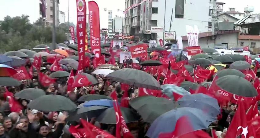 CHP Genel Başkanı Özgür Özel, Hatay’daki mitingde deprem konutlarının depremzedelere