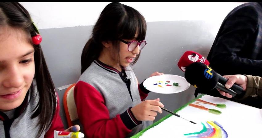 Ressam Melis Doğan, "Doğanın Çiçeklerine Açılan Kapı Projesi" kapsamında çocuklara,