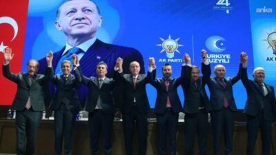 Cumhurbaşkanı Recep Tayyip Erdoğan, AK Parti'ye katılan belediye başkanlarına rozetlerini taktı.