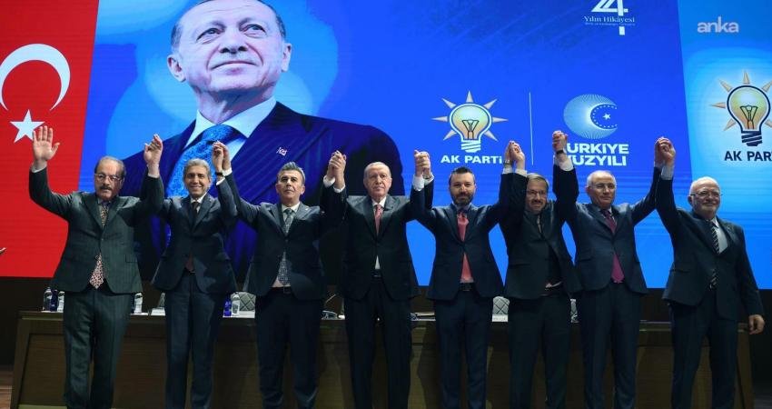 Cumhurbaşkanı Recep Tayyip Erdoğan, AK Parti'ye katılan belediye başkanlarına rozetlerini taktı.