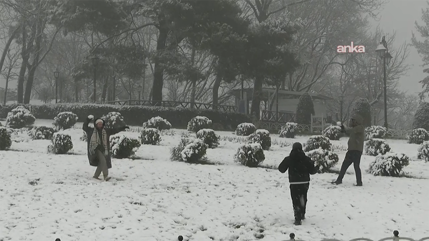 Olumsuz hava koşulları beklentisiyle okulların tatil edildiği İstanbul'da saat 17.20