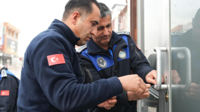 Etimesgut Belediyesi, ilçe genelinde yürütülen denetimler kapsamında, "Tevhid Dergisi" tabelasıyla