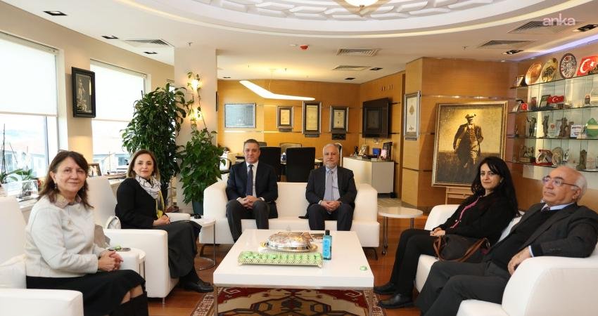 DEM Parti Heyeti, Suriye’nin kuzeyine yönelik saldırılar gündemiyle sivil toplum örgütlerini ziyaret etti DEM Parti Heyeti, Suriye'nin kuzeyine yönelik saldırılar gündemiyle Türkiye Barolar Birliği'ni