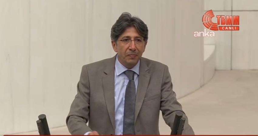 DEM Partili Ali Bozan: Gençlerimize silah sıkan cani 24 yaşındaki Baran Abdi’yi başından vurarak katletti DEM Parti Mersin Milletvekili Ali Bozan, Mersin’in Tarsus ilçesi Gazipaşa