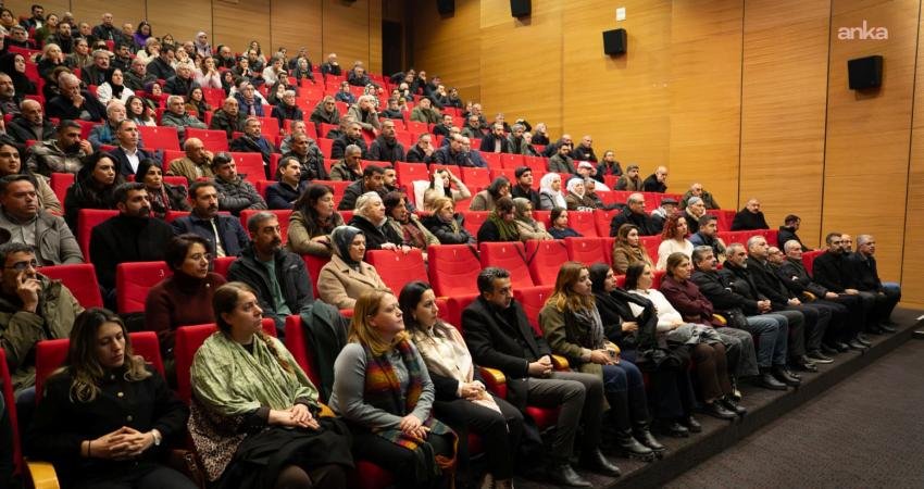Diyarbakır Belediye Eşbaşkanları ve Meclis üyeleri Kobani için maaşlarını bağışladı Diyarbakır Belediye Eşbaşkanları Serra Bucak Küçük ve Doğan Hatun ile