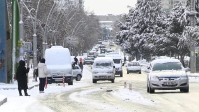 Diyarbakır’da yeniden etkili olan kar yağışı kenti beyaza bürüdü. Buzlanma