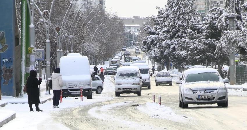 Diyarbakır’da yeniden etkili olan kar yağışı kenti beyaza bürüdü. Buzlanma