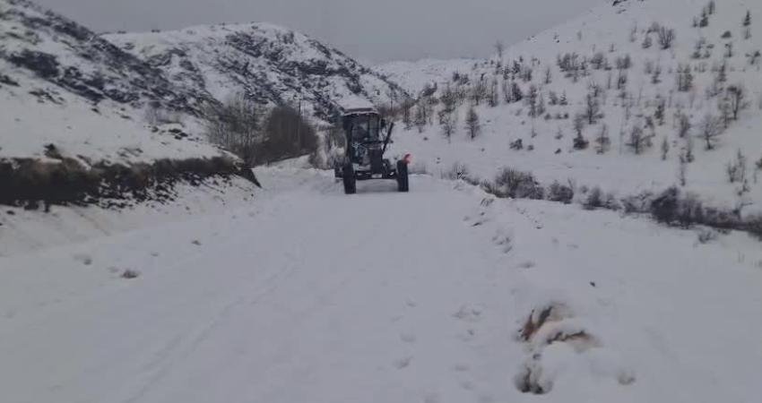Diyarbakır’da karla mücadele sürüyor… 319 kilometre kırsal mahallenin yolu ulaşıma açıldı Diyarbakır’da yoğun kar yağışının etkili olduğu 6 ilçede, son iki