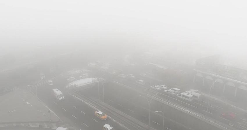 Diyarbakır’da yoğun sis: Uçuşlar iptal, trafikte görüş mesafesi birkaç metreye düştü Diyarbakır’da dün akşam saatlerinden itibaren etkili olan yoğun sis, kent