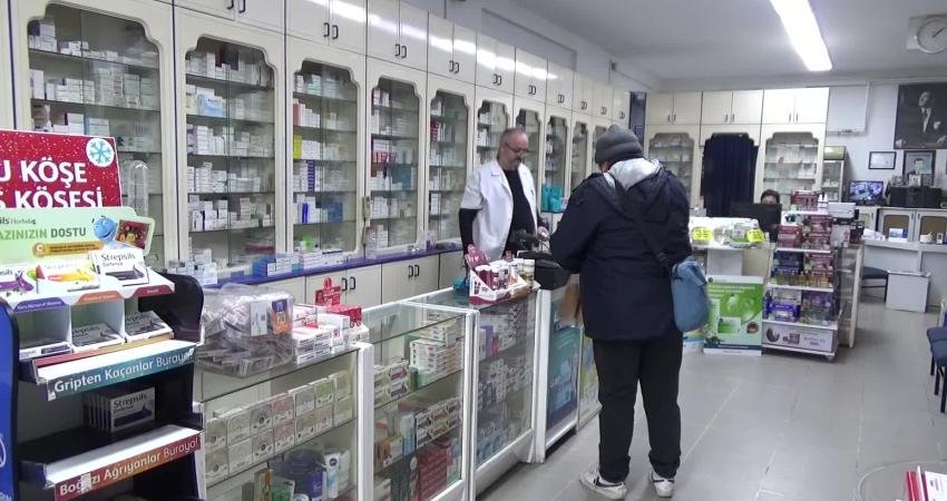Edirne Eczacı Odası Denetleme Kurulu Başkanı Ciravoğlu: “Soğuk algınlığı ve gribal enfeksiyonlarla ilgili ilaçların satışında ciddi artışlar var” Edirne Eczacı Odası Denetleme Kurulu Başkanı Şükrü Ciravoğlu, havaların soğumasıyla