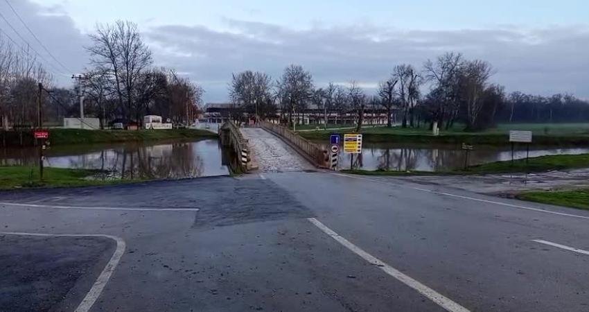  Edirne’de etkili olan sağanak yağışın ardından Tunca Nehri’nin debisi yükseldi.