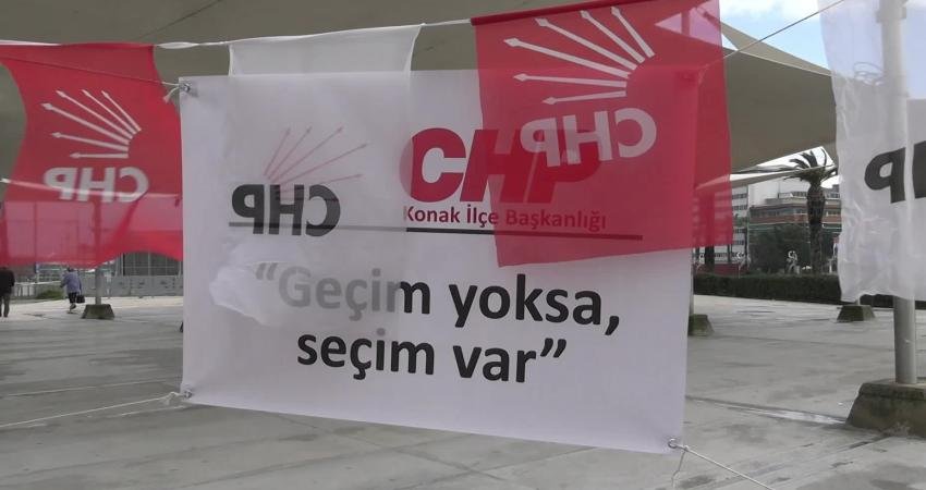 CHP Konak İlçe Başkanlığı’nın emekliler için kurduğu yazılama standına sorun