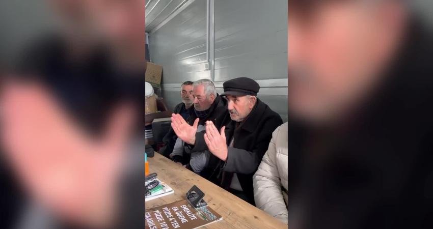 Emekliler, CHP’li Ağbaba’ya dert yandı: “Emekli olduğum zaman ki maaşım 14 çeyrek altın ediyordu; şimdi 2 çeyrek altın ediyor” CHP Malatya Milletvekili Veli Ağbaba'ya geçim sıkıntısından dert yanan bir