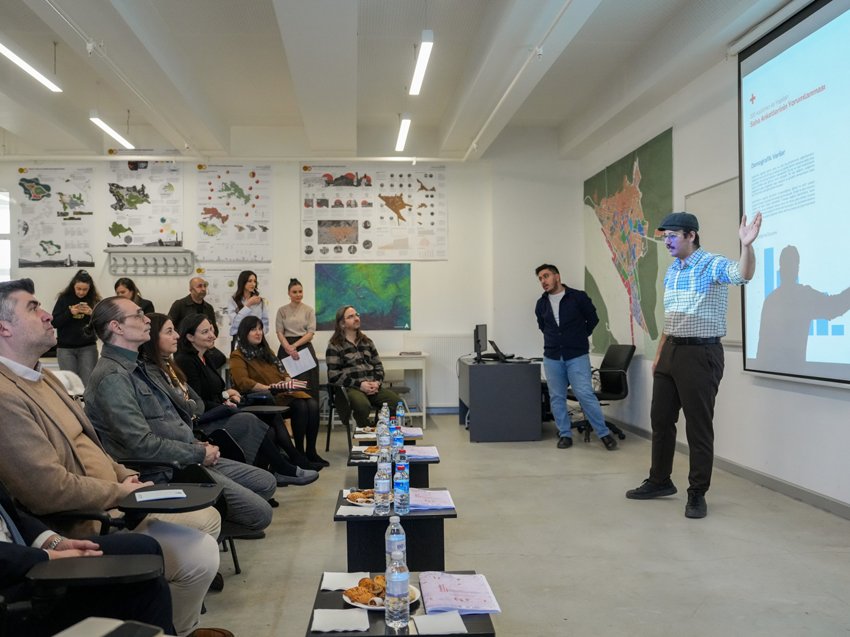 Eryaman’da bisikletli ulaşım için akademik projeler masaya yatırıldı Etimesgut Belediye Başkanı Erdal Beşikcioğlu’nun katılımıyla, Çankaya Üniversitesi öğrencileri tarafından