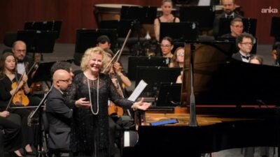 Eskişehir Büyükşehir Belediyesi Senfoni Orkestrası, orkestra şefi Orhun Orhon yönetiminde,