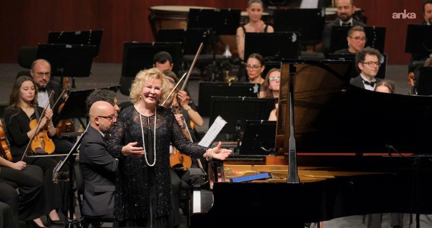 Eskişehir Büyükşehir Belediyesi Senfoni Orkestrası, orkestra şefi Orhun Orhon yönetiminde,