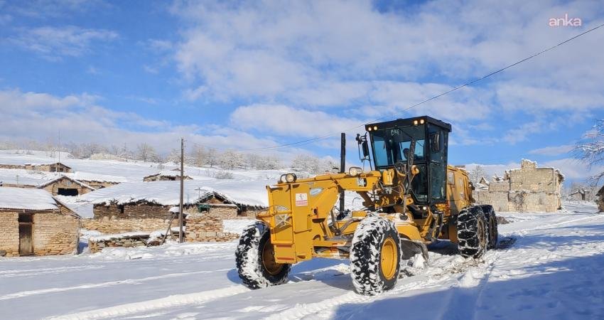 Eskişehir Büyükşehir Belediyesi (EBB), Seyitgazi Numanoluk’ta yoğun kar yağışı nedeniyle